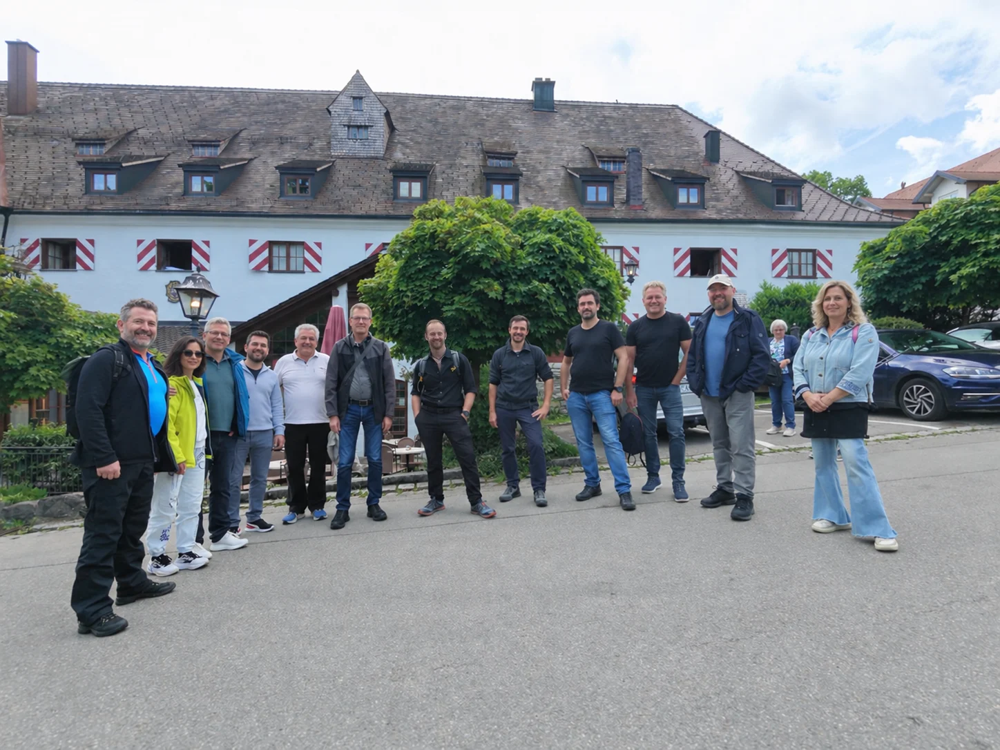 Fokusinvestor Treffen im Allgäu; Gesichter anderer Teilnehmender wurden durch synthetische Identitäten ersetzt